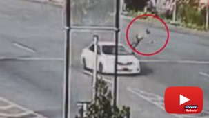 Aşırı hız yapan otomobil sürücüsünün çarptığı polis havada taklalar attı