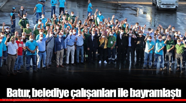 Batur, belediye çalışanları ile bayramlaştı