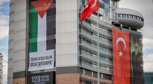 CHP Genel Merkezi'ne Filistin bayrağı asıldı: Zulme sessiz kalan dilsiz şeytandır