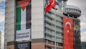 CHP Genel Merkezi'ne Filistin bayrağı asıldı: Zulme sessiz kalan dilsiz şeytandır