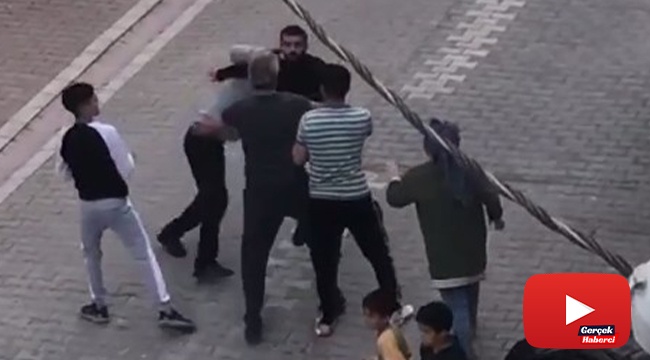 Çıkan kavgada çocuğu ile ağabeyini tekme tokat dövdüler.. O anlar kameraya böyle yansıdı