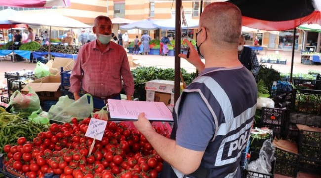 Diliyle parmağını ıslatarak poşetin ağzını açan pazarcıya ceza
