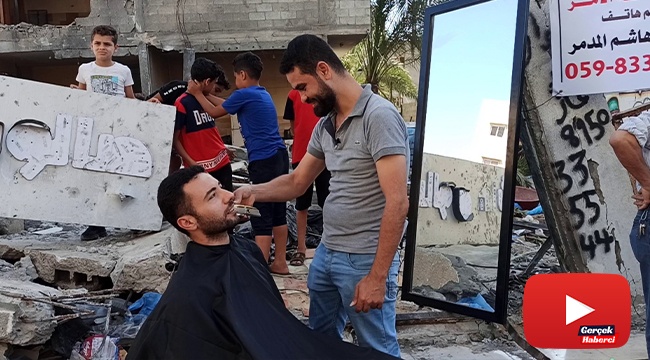 Gazzeli berber, molozlar üstünde mesleğini sürdürmeye devam ediyor