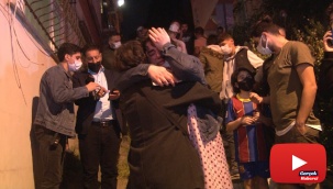 Gözyaşları içerisinde alev alev yanan evdeki kedilerinin kurtarılmasını bekledi