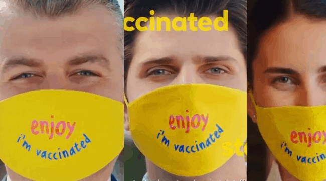 Hükümetten ‘güvenli turizm’ reklamı: Çalışanlar, ‘Aşılandım’ yazılı maske takıyor