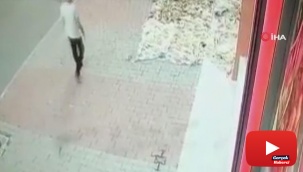 Küçük çocuk camdan altın yüzük attı, yoldan geçen bir şahıs da alıp kaçtı
