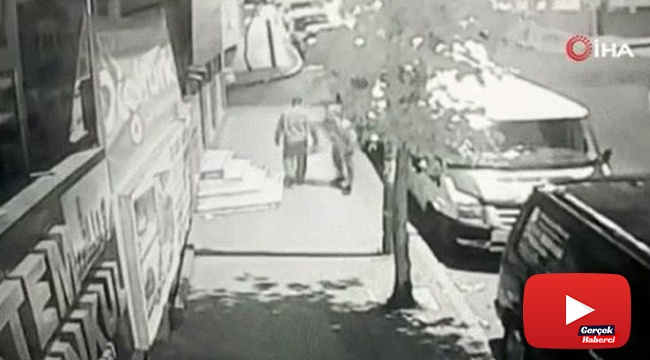 Küçükçekmece'de bir kişi yoldan geçenleri bıçakladı