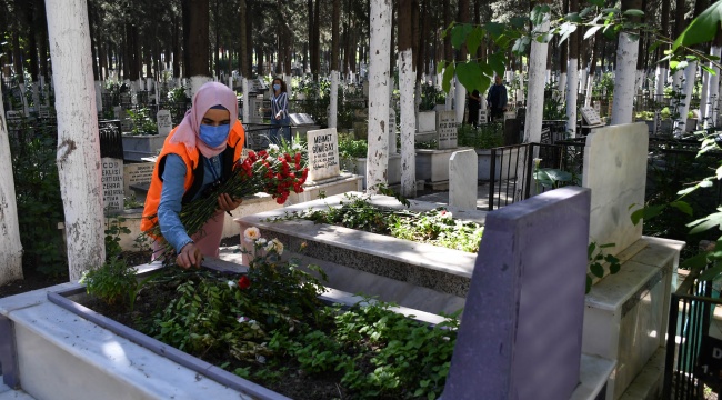 KUŞADASI BELEDİYESİ MEZARLIKLARI ÇİÇEKLERLE DONATTI