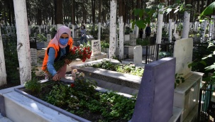 KUŞADASI BELEDİYESİ MEZARLIKLARI ÇİÇEKLERLE DONATTI