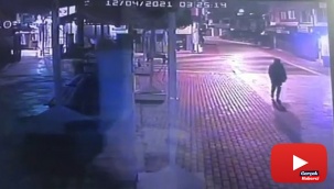 Mağazanın camını taşla kıran hırsız, birisi görünce böyle kaçtı