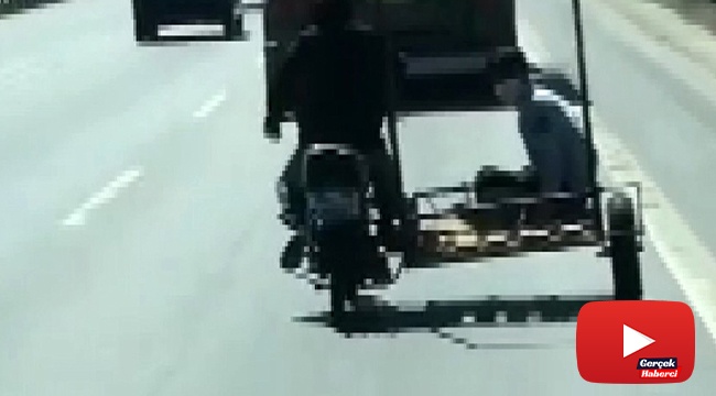 Motosiklet sepetindeki tehlikeli yolculuk kamerada