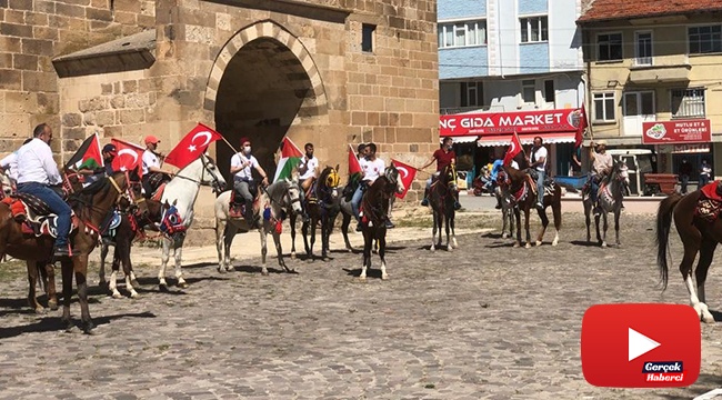 Namaz sonrası atlarına binip İsrail’i protesto ettiler