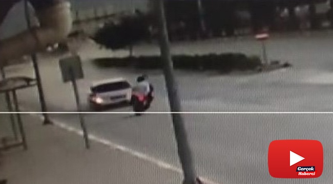 Otomobille kafa kafaya çarpışan motosikletli iki genç metrelerce havaya fırladı
