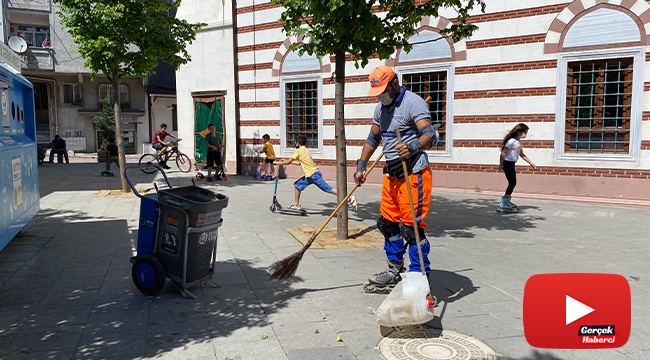Patenli temizlik işçisi ilçede ilgi odağı oldu