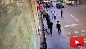 Sokak ortasında tekmeli sopalı kavga kamerada