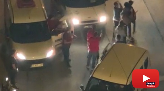 Sürücülerin yol verme kavgası kameralara yansıdı