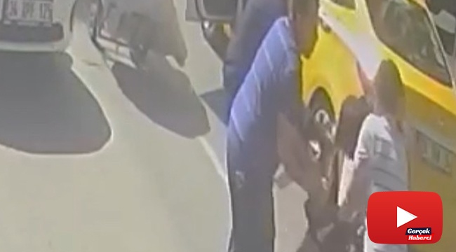 Taksici ve yolcunun kısa mesafe kavgası kamerada
