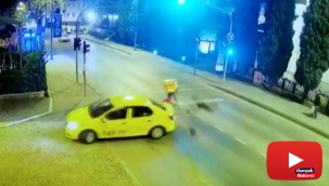 Taksiye çarpan motosikletli havada takla attı, o anlar kamerada