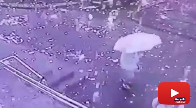 Yıldırımın düştüğü çatıdan saçılan kıvılcımların arasında kaldılar