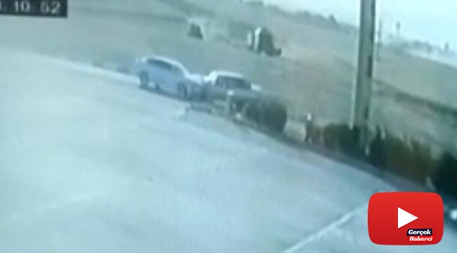 Araçların kafa kafaya çarpışma anı güvenlik kamerasına böyle yansıdı