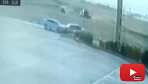 Araçların kafa kafaya çarpışma anı güvenlik kamerasına böyle yansıdı