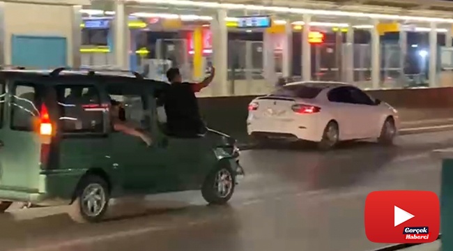 Asker konvoyunda araçlardan sarkıp selfie yaptılar...O anlar kameralara yansıdı