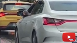 Ayağını camdan çıkararak otomobil kullanan sürücü kamerada