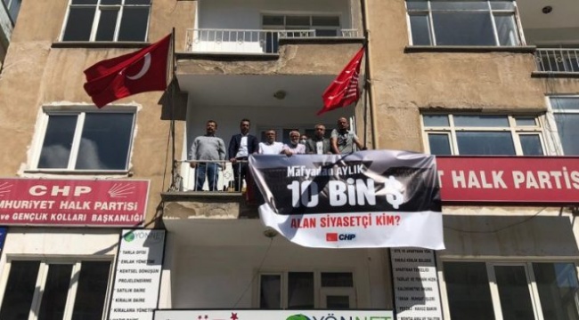 CHP’den “Mafyadan aylık 10 bin dolar alan siyasetçi kim?” pankartı