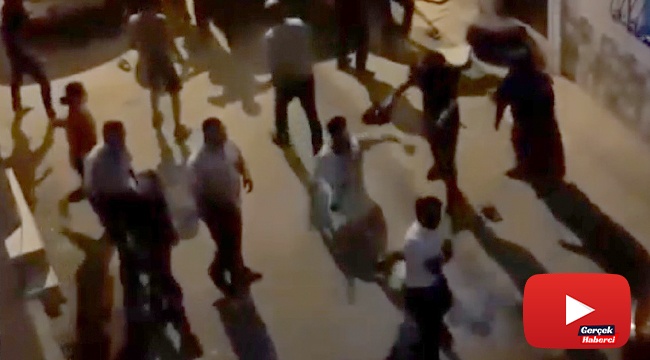Çocukların kavgasına aileler katıldı, ortalık savaş alanına döndü...O anlar kamerada