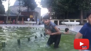 Çocukların süs havuzunda tehlikeli eğlencesi kamerada