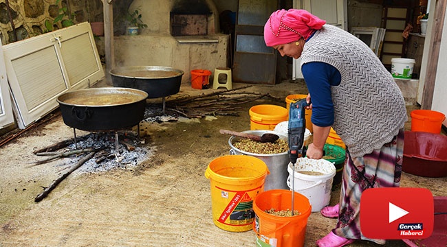 Dutları matkapla ezerek pekmez yapıyor
