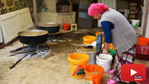 Dutları matkapla ezerek pekmez yapıyor