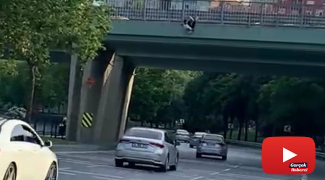 Genç adam üstgeçitten yola atladı