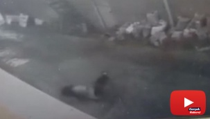 Genç kızın çalıştığı iş yerinin camından düştüğü anlar kamerada