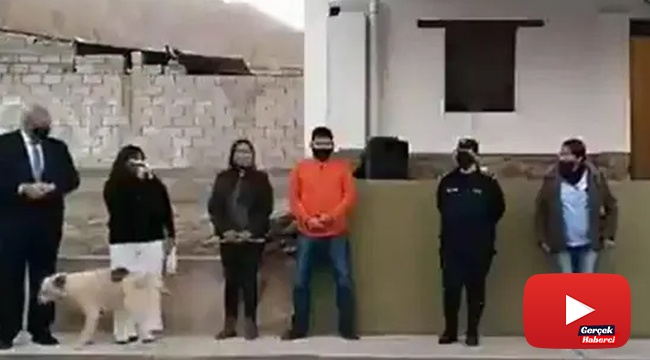 Konuşma yapan belediye başkanının üzerine köpek işedi