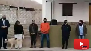 Konuşma yapan belediye başkanının üzerine köpek işedi