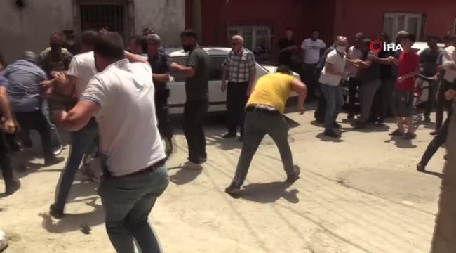 Linç edilmekten polis havaya ateş açarak kurtardı