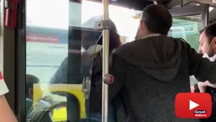 Metrobüste korku dolu anlar: Tekmeler ve yumruklar havada uçuştu
