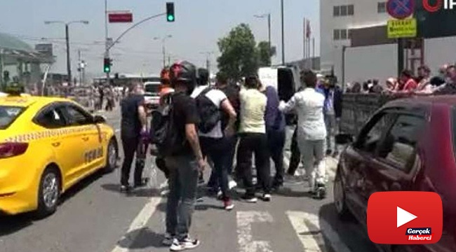 Motorlu kurye ile çarpışan araçtan inen şahsılar kuryeye saldırdı