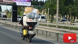 Motosikletine fazla yük atan sürücü hem kendini hem trafiği tehlikeye attı
