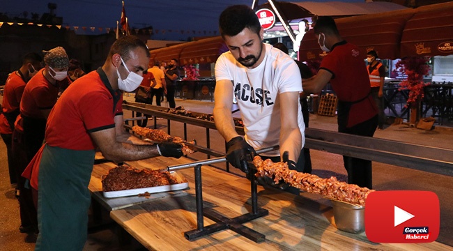 Restoranların açılışını havai fişek ve 35 metrelik kebapla kutladı