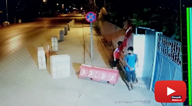 Rüzgarda katlanan bayrağı düzeltip öptüler