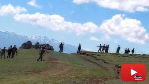 Savaşa gider gibi at sırtında sopalarla kavgaya koştular
