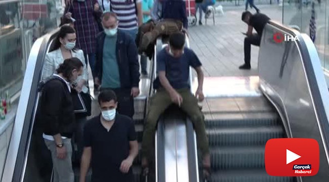 Taksim Metrosunun yürüyen merdivenlerinde tehlikeli oyun