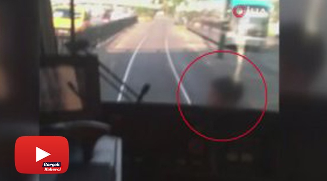 Tramvay arkasında tehlikeli yolculuk kamerada