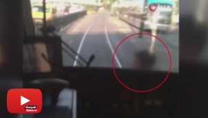 Tramvay arkasında tehlikeli yolculuk kamerada