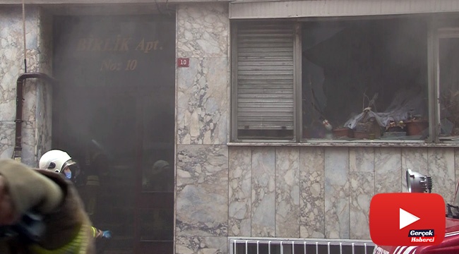 Vatandaşlar, yangında mahsur kalan kediyi kurtarmak için dumanların arasına daldı