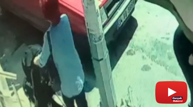 Anne ve bebeği aracın altında kalmaktan son anda kurtuldu