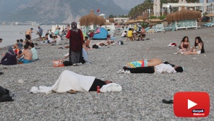 Aşırı sıcakların etkisindeki Antalya'da sahiller açık hava oteline döndü