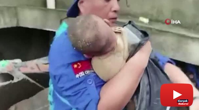 Çin'i vuran selde çöken evin altında kalan bebek sağ olarak çıkarıldı